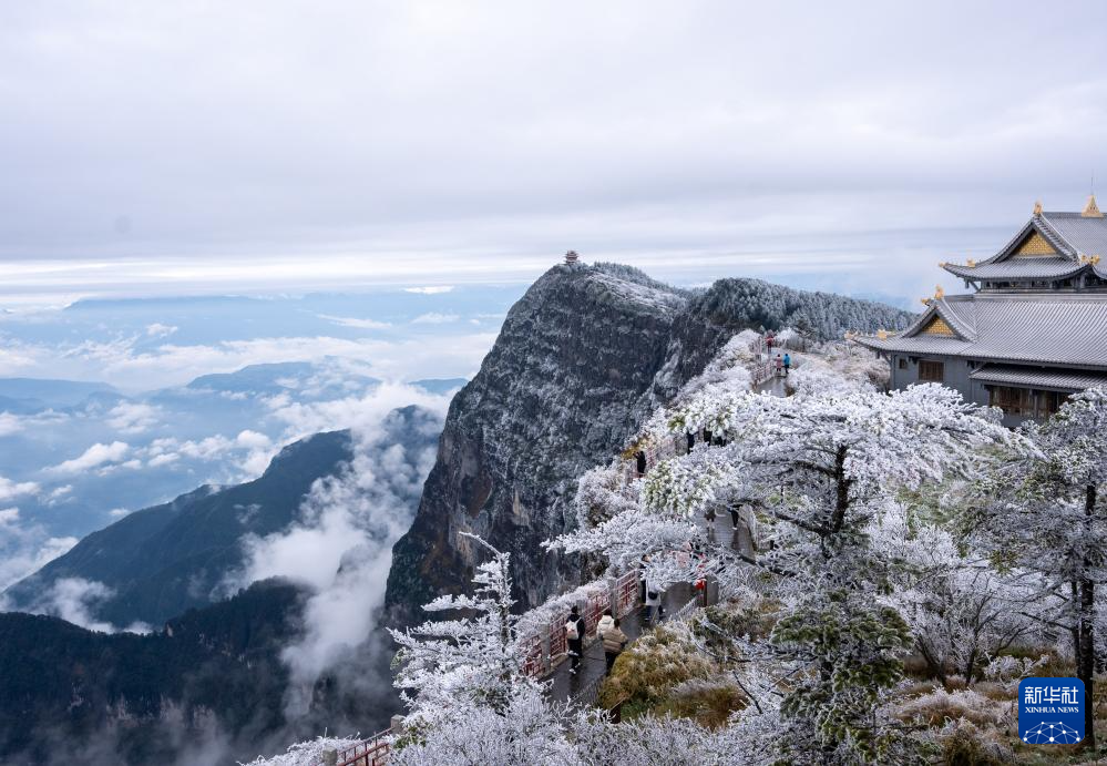 峨眉山初雪