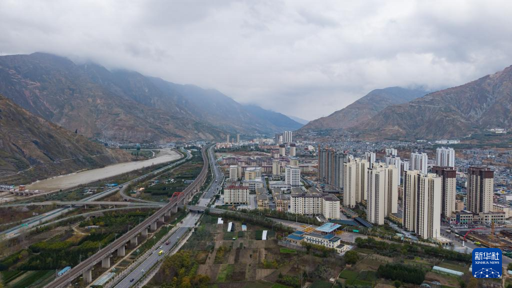 甘肃陇南:建设交通路网 破除山水阻隔