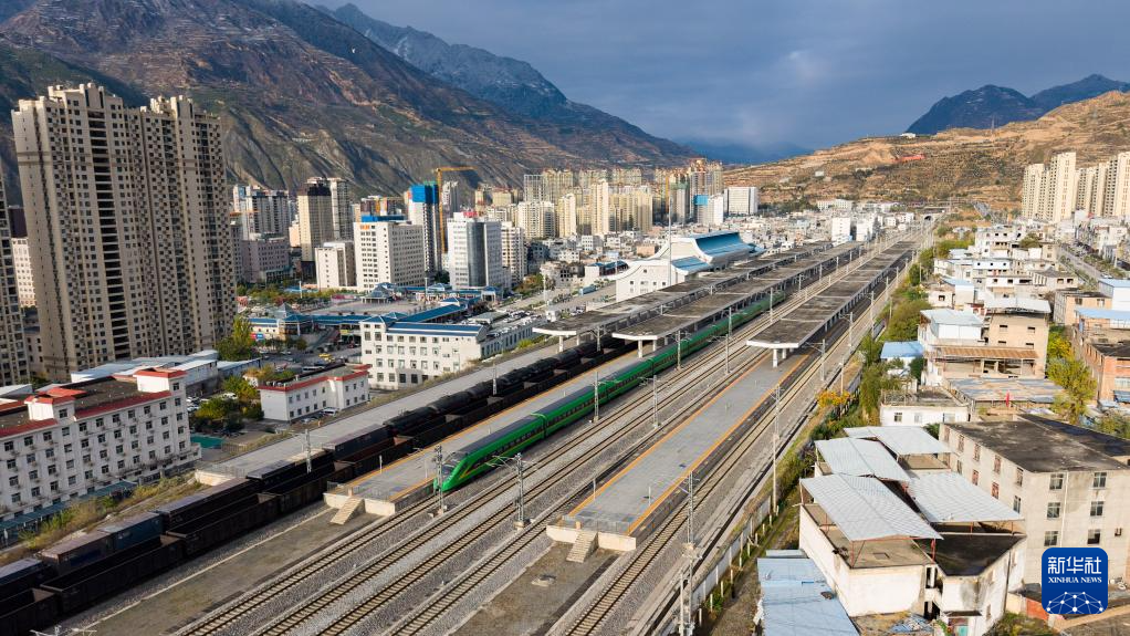 甘肃陇南:建设交通路网 破除山水阻隔