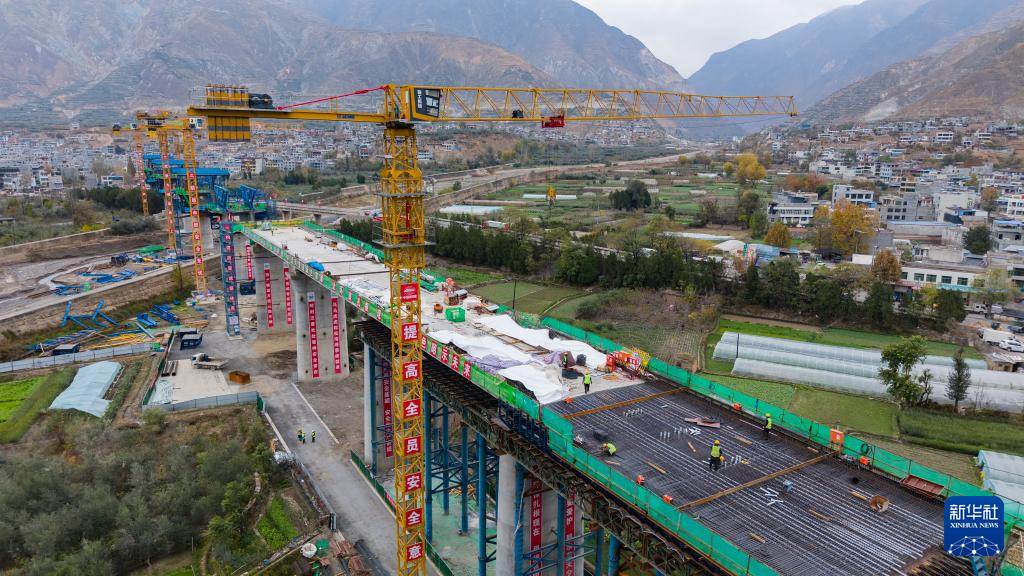 甘肃陇南:建设交通路网 破除山水阻隔