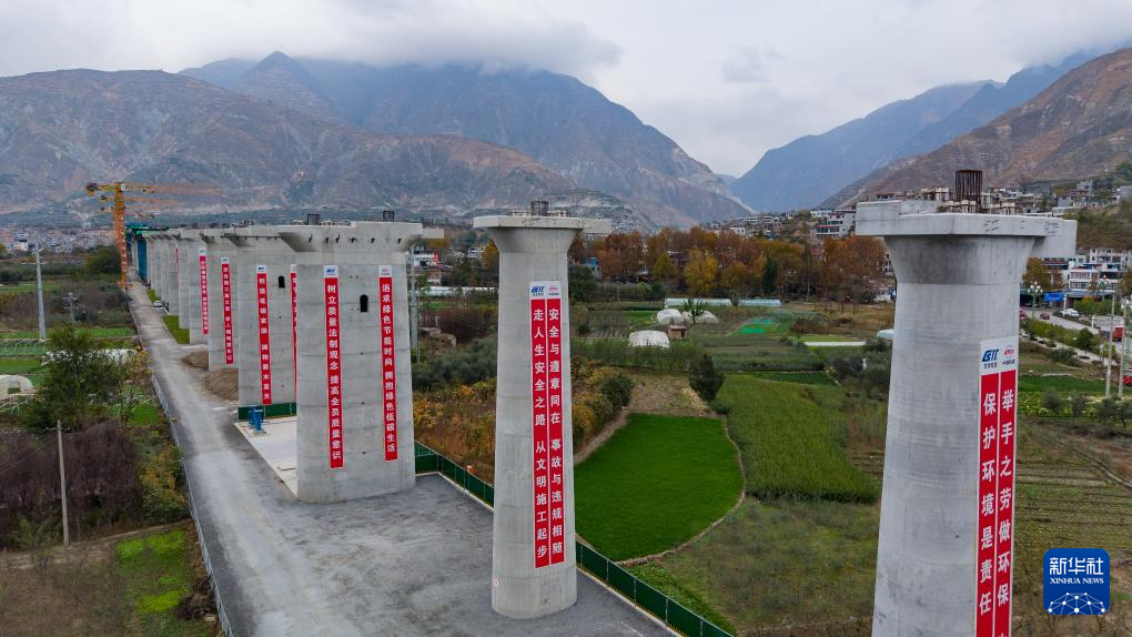 甘肃陇南:建设交通路网 破除山水阻隔