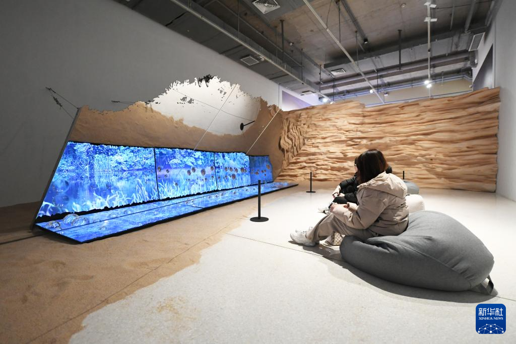 北京：《能量宇宙》艺术展开展