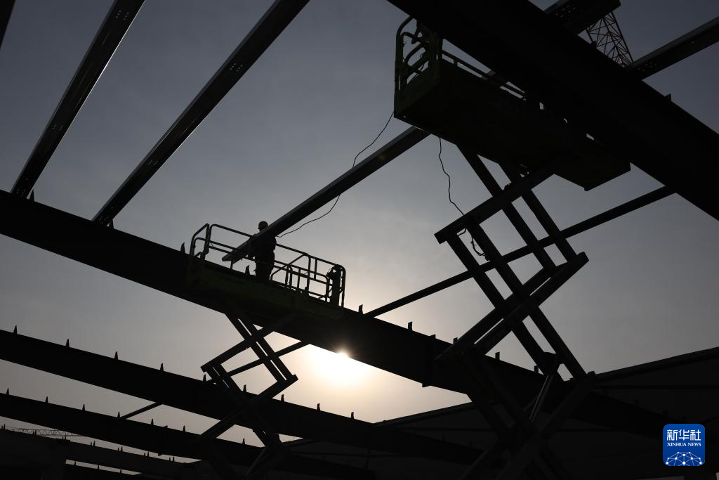 甘肃临夏:冬季施工“不打烊” 重点项目建设忙