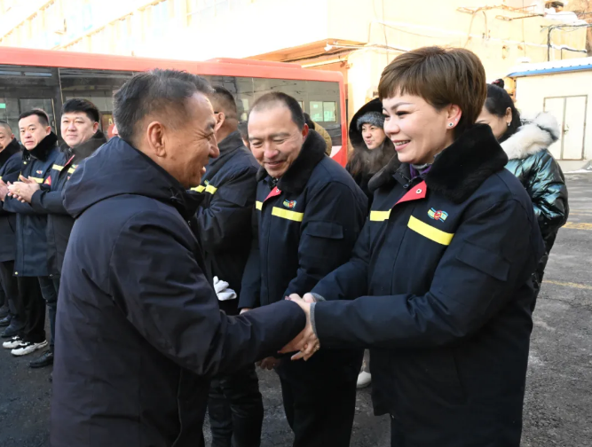 迪力夏提·柯德尔汗一行在乌鲁木齐市开展送温暖慰问及调研活动