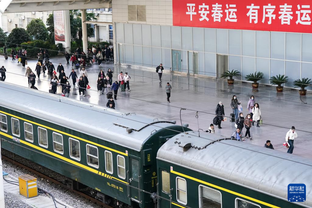 合肥站迎来春节后客流高峰