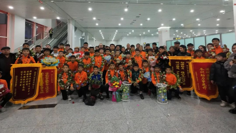 深喀青少年足球训练基地球员海口冬训及赛事结束返喀