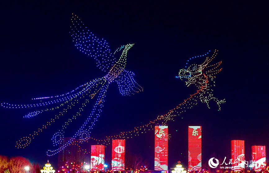 内蒙古鄂尔多斯:“科技范儿”点亮元宵夜 2025年2月12日,2025架无人机在鄂尔多斯市康巴什区焰火晚会上表演。王正摄