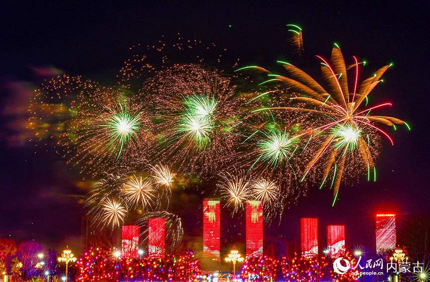 内蒙古鄂尔多斯:“科技范儿”点亮元宵夜 2025年2月12日,绚丽的焰火在鄂尔多斯市康巴什区上空绽放。王正摄