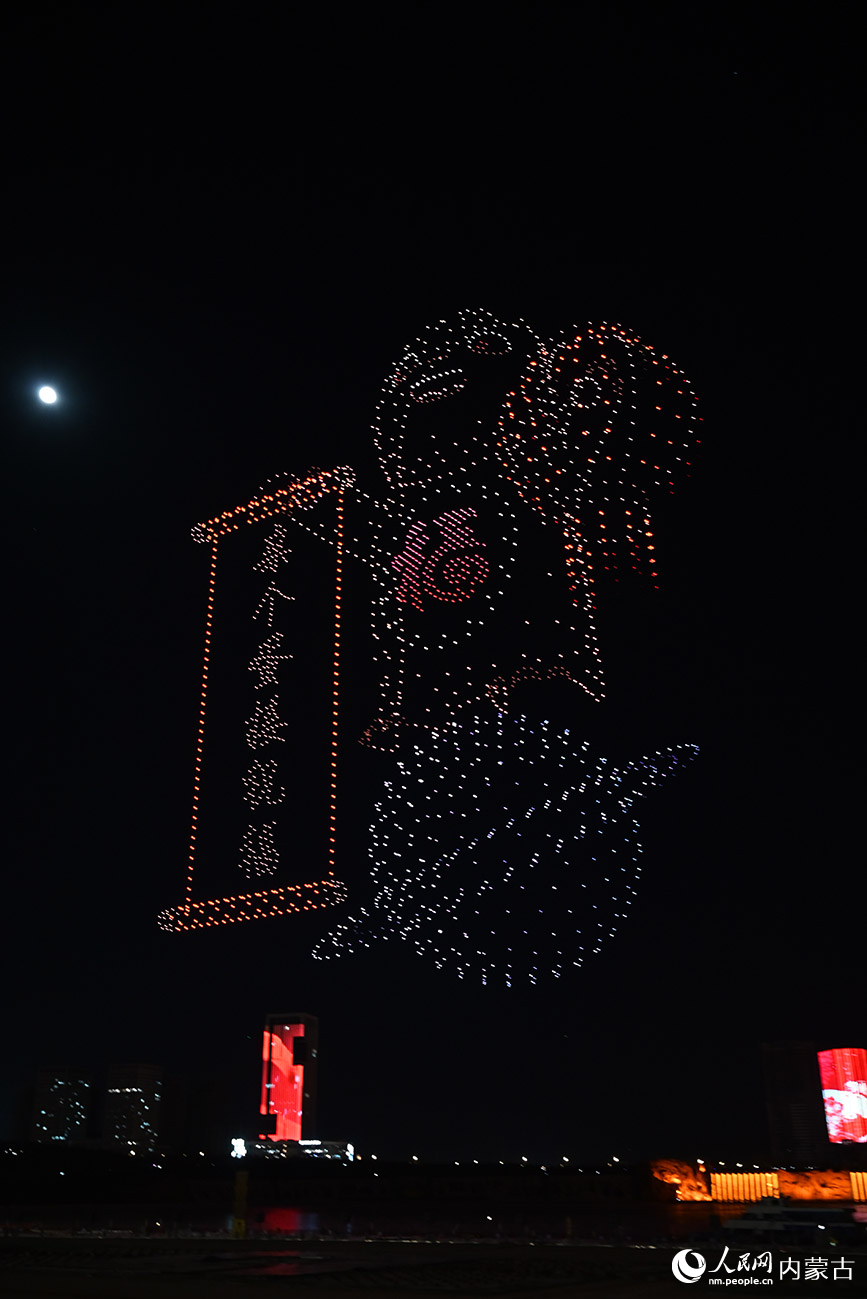 内蒙古鄂尔多斯:“科技范儿”点亮元宵夜 2025架无人机在鄂尔多斯市康巴什区焰火晚会上表演。人民网记者 刘艺琳摄