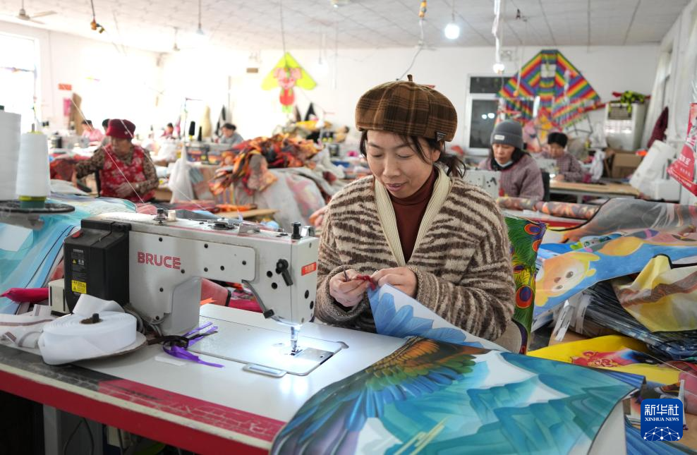 山东潍坊:风筝生产销售忙