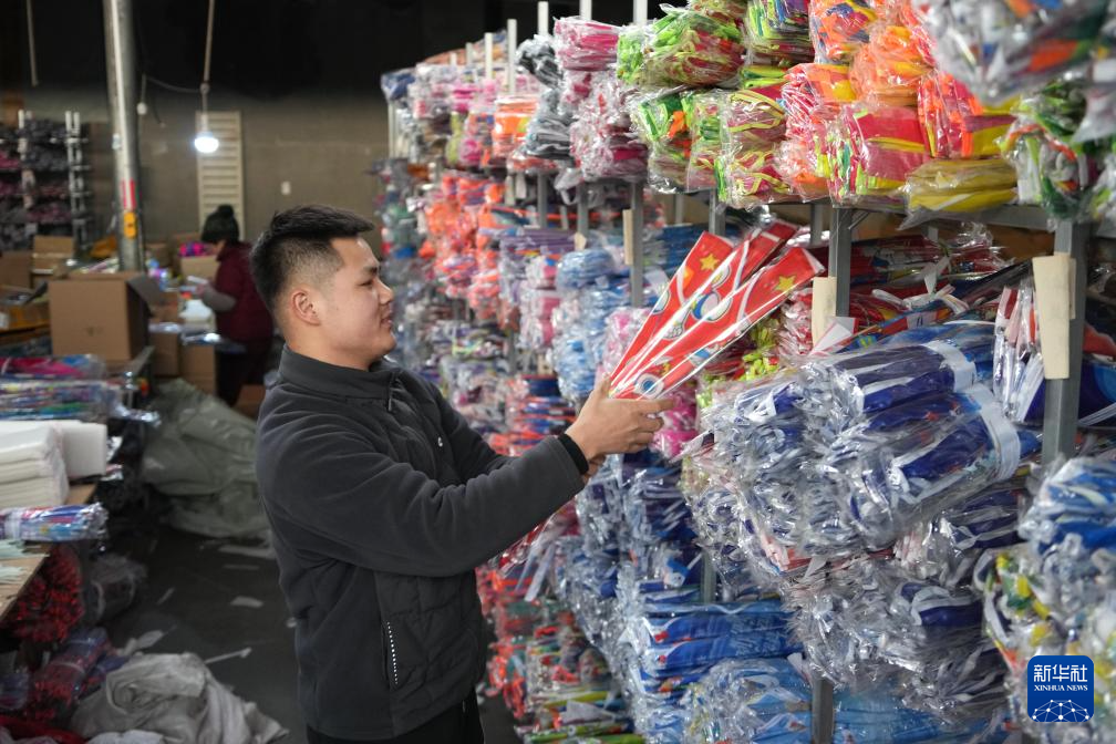 山东潍坊:风筝生产销售忙