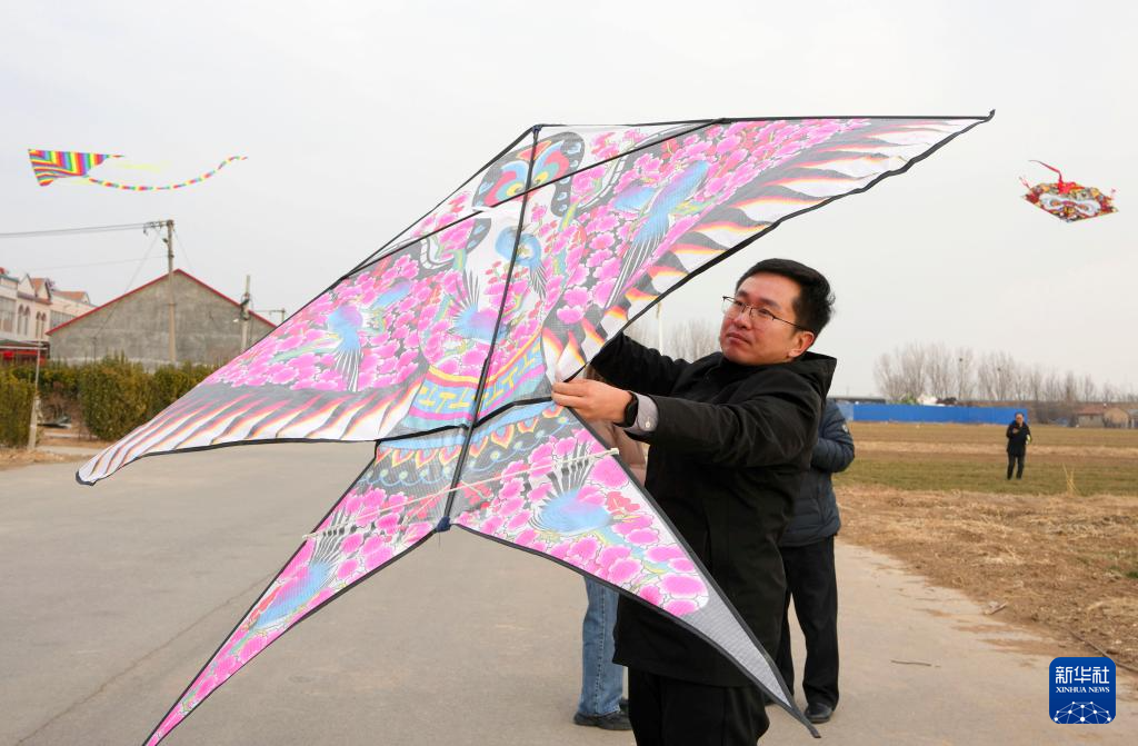 山东潍坊:风筝生产销售忙