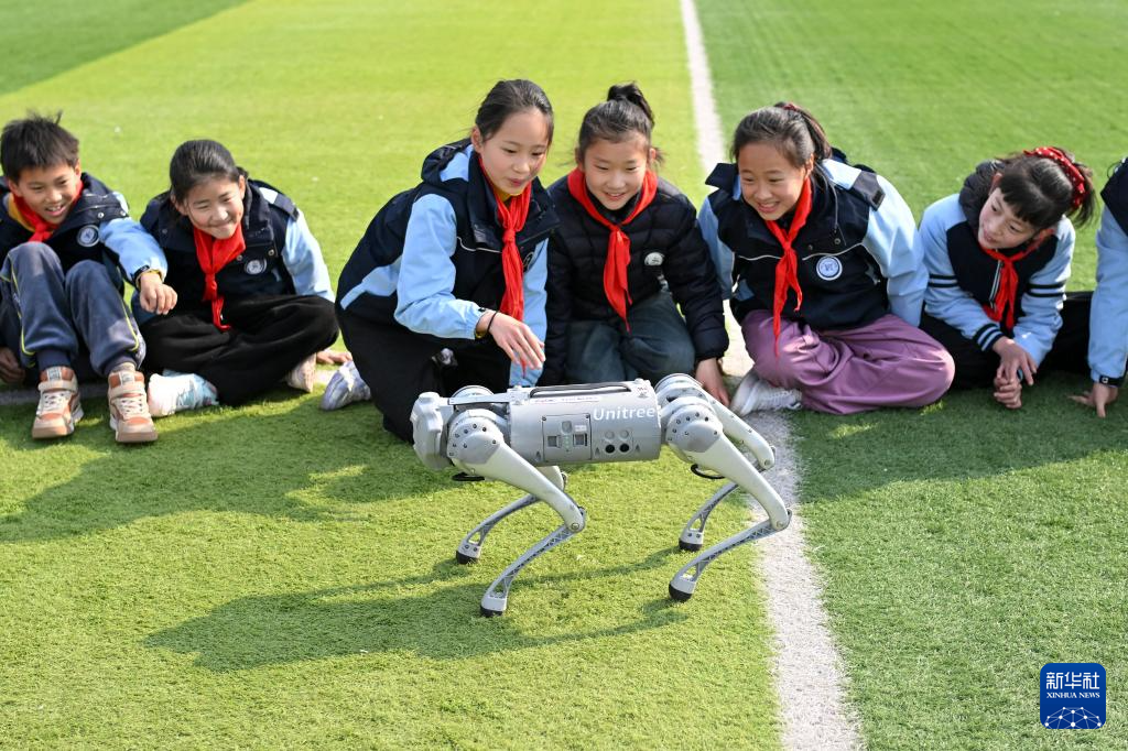 江苏昆山:机器狗“领跑”大课间