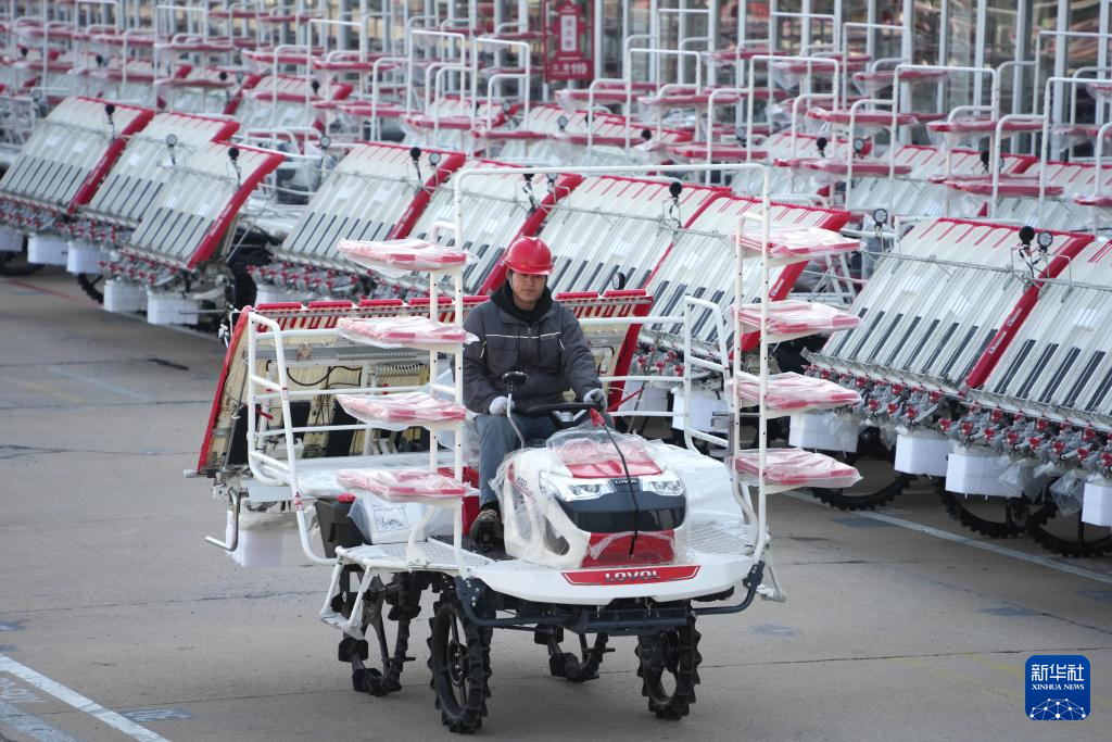 山东潍坊:农机企业忙生产备春耕