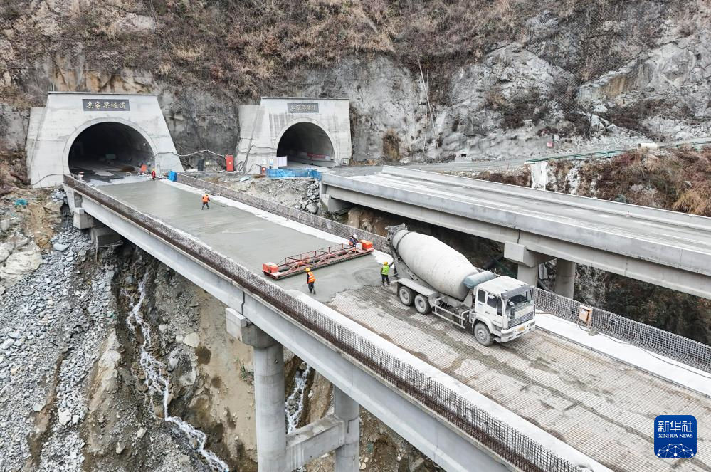 四川巴中:米仓大道岳家梁隧道双洞贯通
