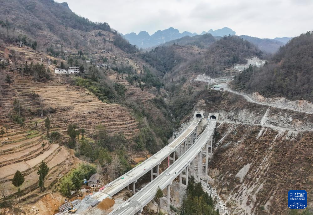 四川巴中:米仓大道岳家梁隧道双洞贯通