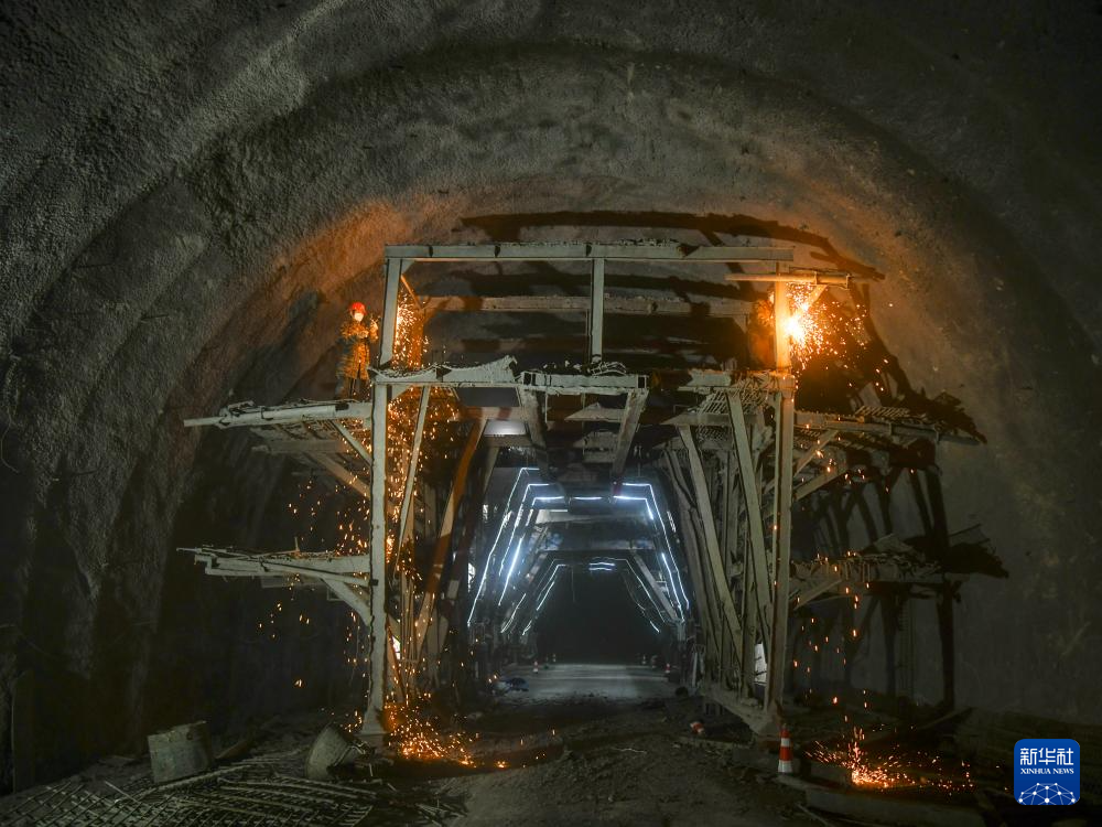 四川巴中:米仓大道岳家梁隧道双洞贯通