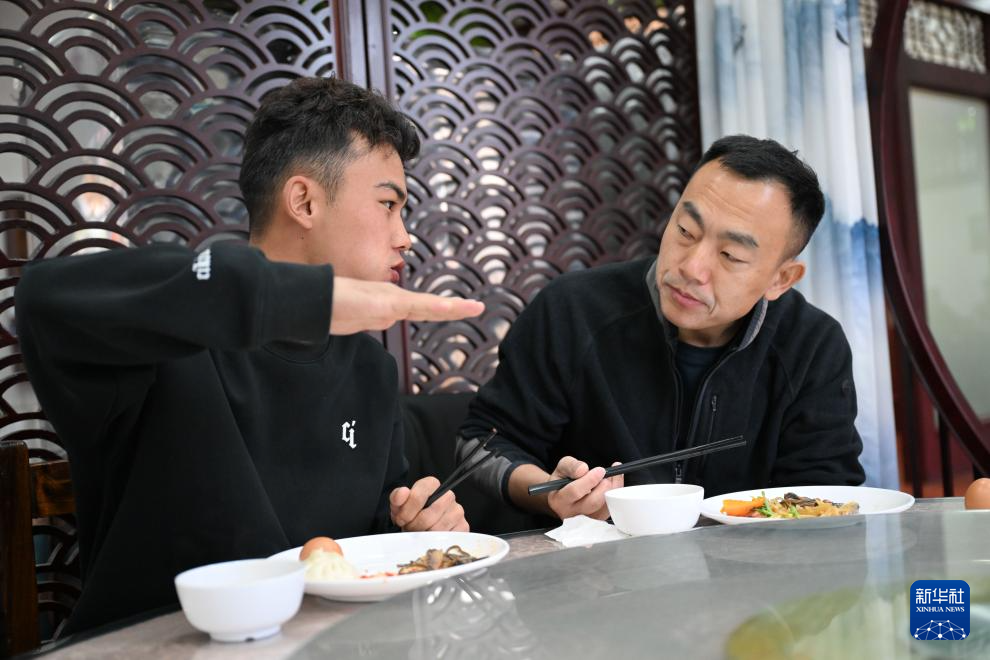 图片故事丨从草原到蓝天 哈萨克族小伙逐梦云端