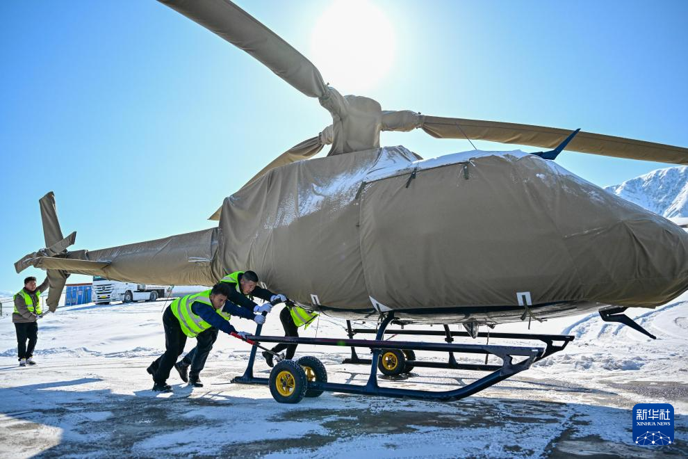 图片故事丨从草原到蓝天 哈萨克族小伙逐梦云端