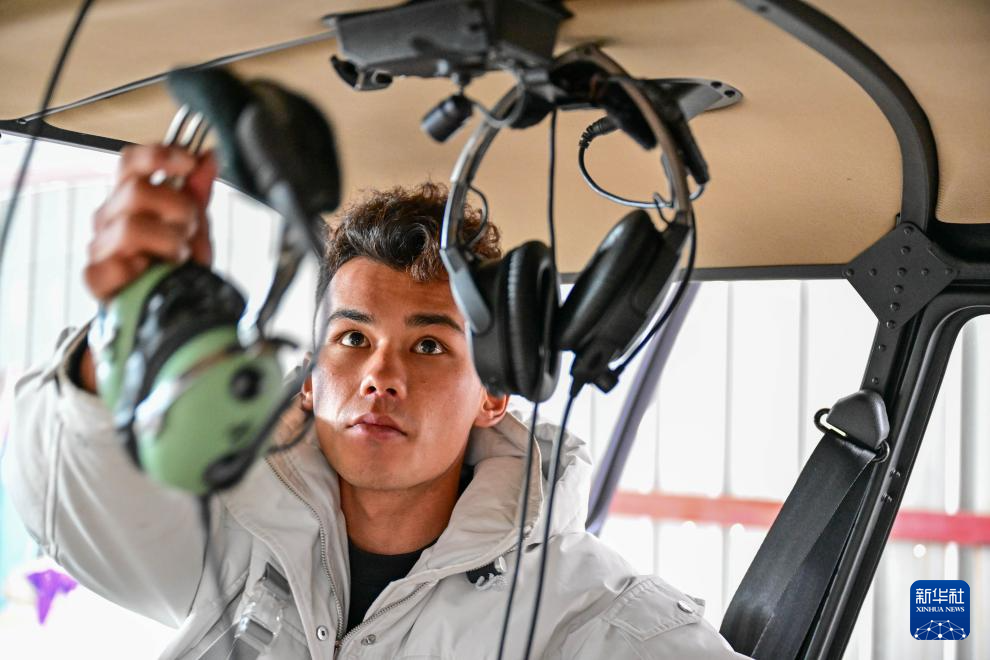 图片故事丨从草原到蓝天 哈萨克族小伙逐梦云端