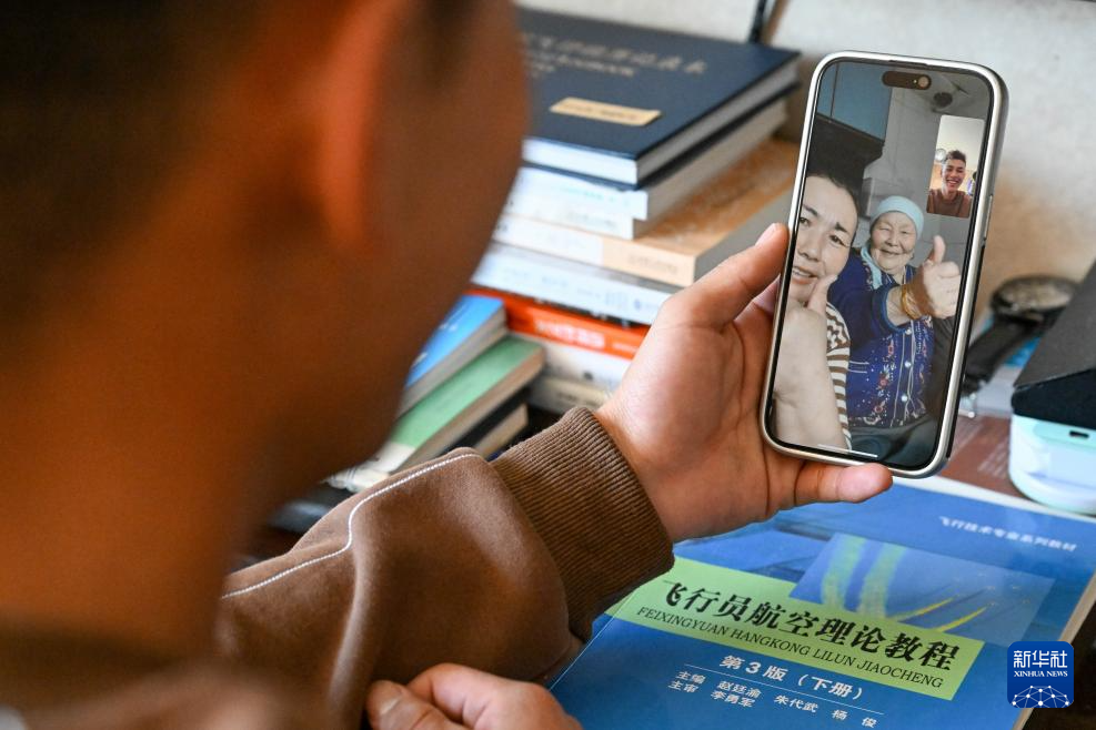 图片故事丨从草原到蓝天 哈萨克族小伙逐梦云端