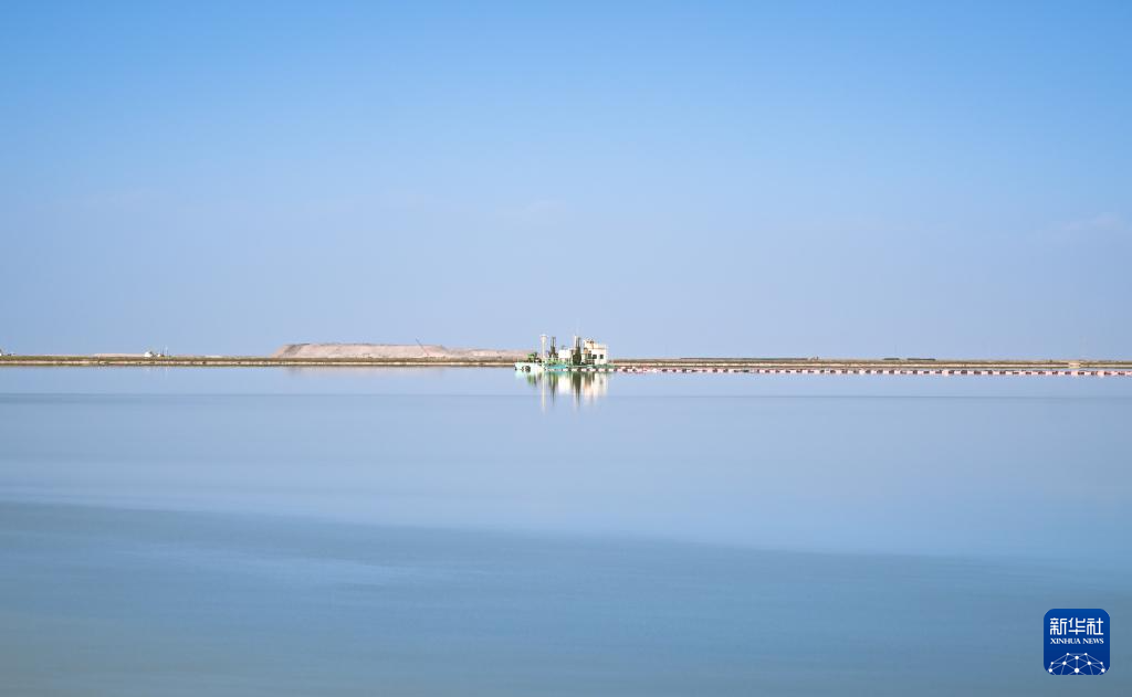 高原盐湖春光如画