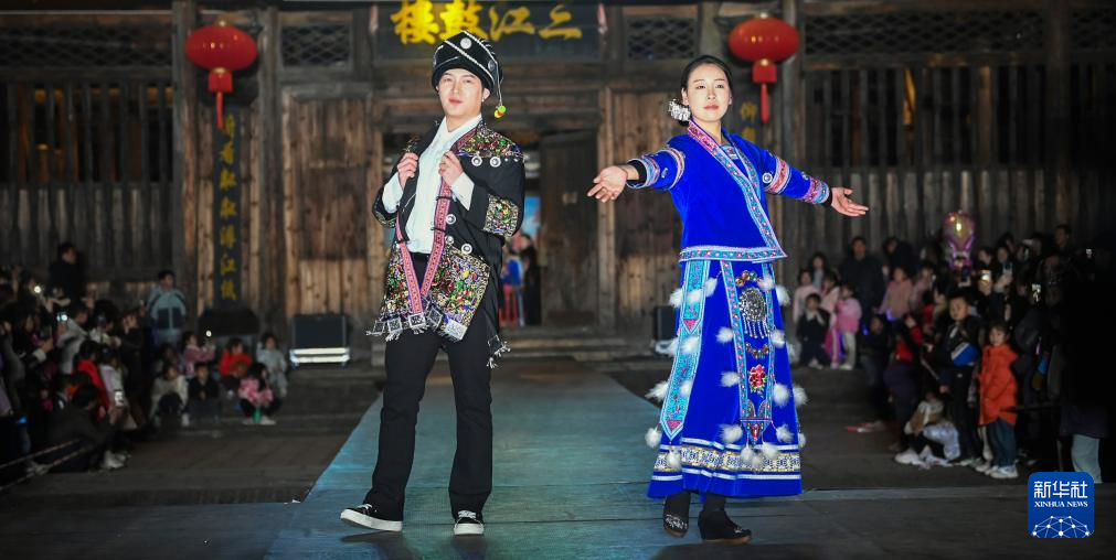 广西三江:侗族服饰美 T台秀时尚
