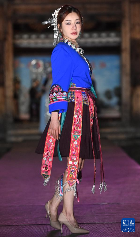 广西三江:侗族服饰美 T台秀时尚