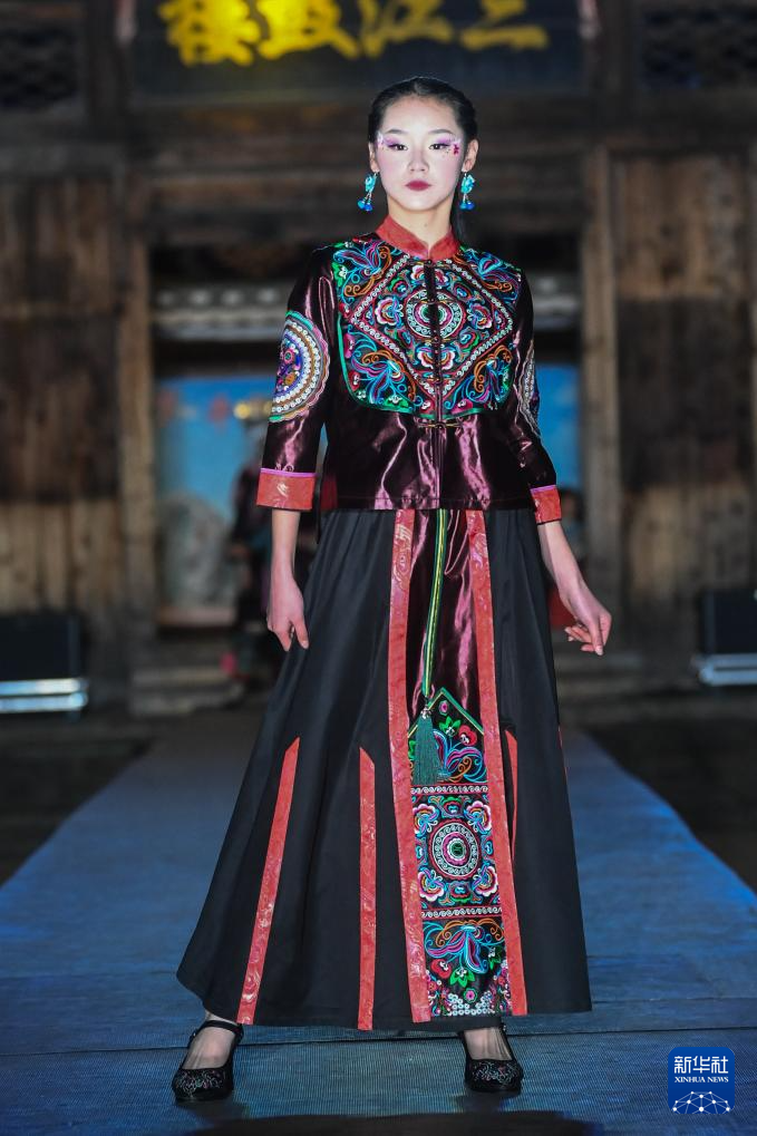 广西三江:侗族服饰美 T台秀时尚