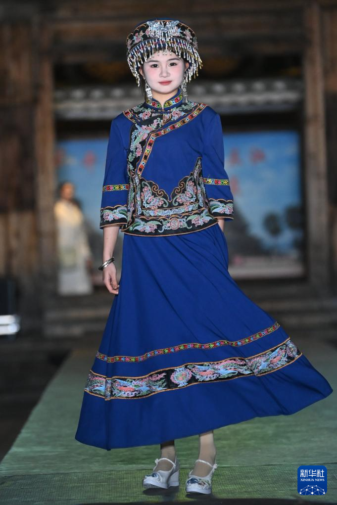 广西三江:侗族服饰美 T台秀时尚