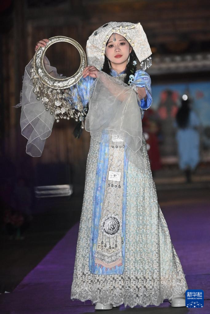 广西三江:侗族服饰美 T台秀时尚