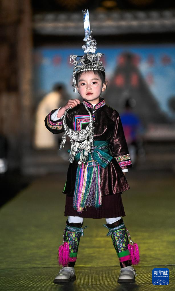 广西三江:侗族服饰美 T台秀时尚