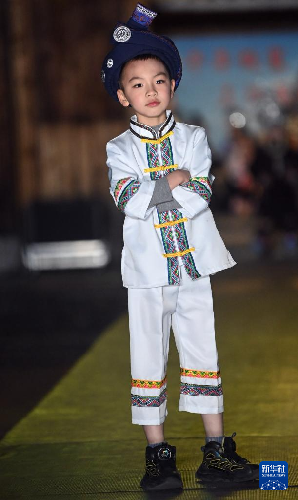 广西三江:侗族服饰美 T台秀时尚