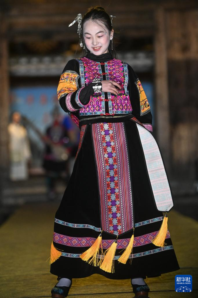 广西三江:侗族服饰美 T台秀时尚