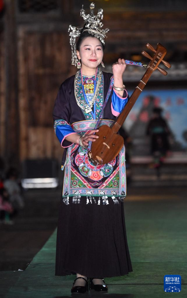 广西三江:侗族服饰美 T台秀时尚