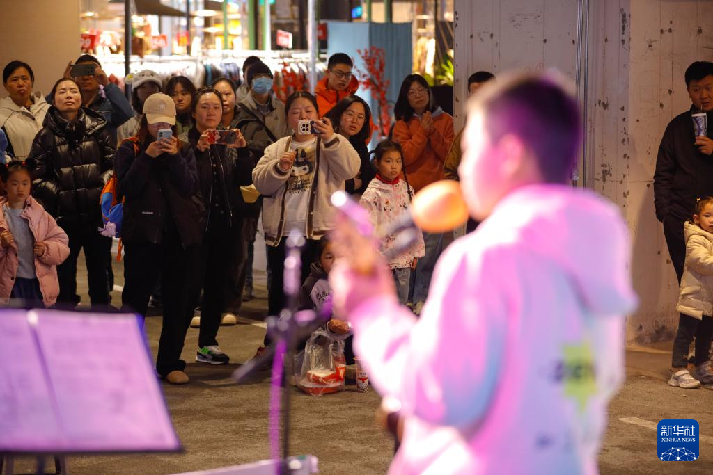 “来自星星的孩子”在小小乐团绽放光芒