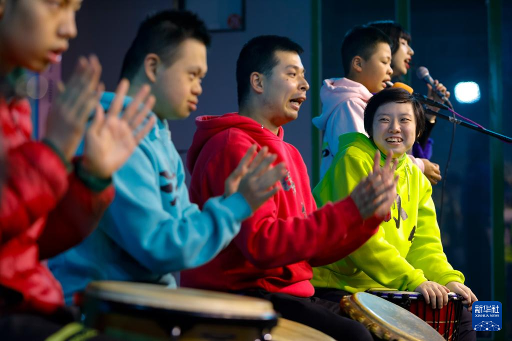 “来自星星的孩子”在小小乐团绽放光芒