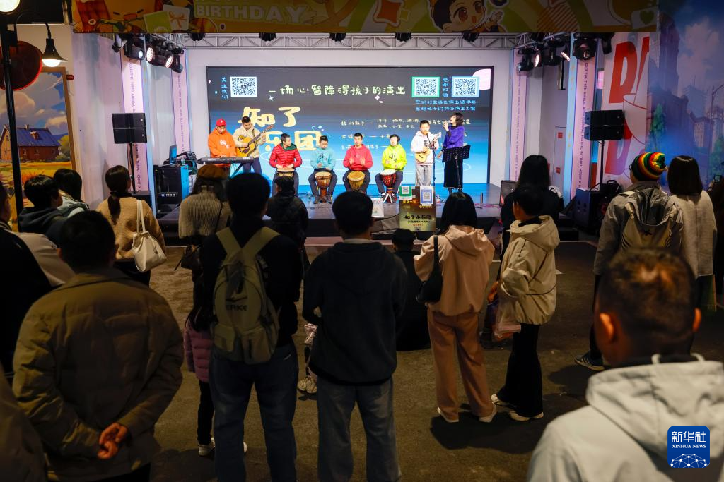 “来自星星的孩子”在小小乐团绽放光芒