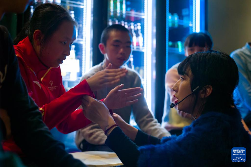 “来自星星的孩子”在小小乐团绽放光芒