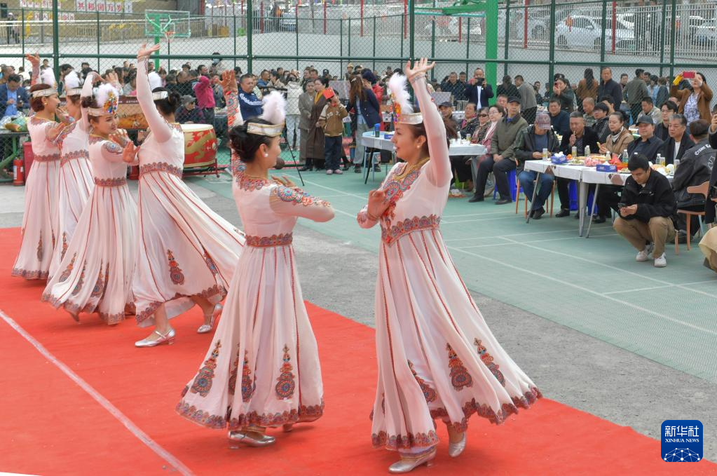 乌鲁木齐:品百家宴 话邻里情
