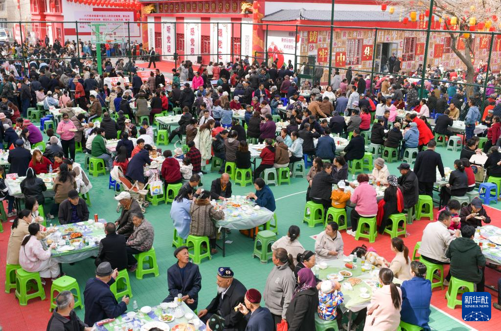 乌鲁木齐:品百家宴 话邻里情