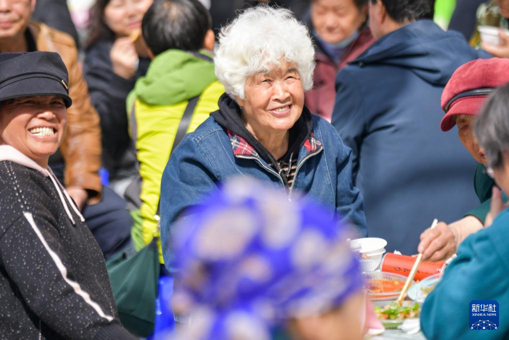 乌鲁木齐:品百家宴 话邻里情