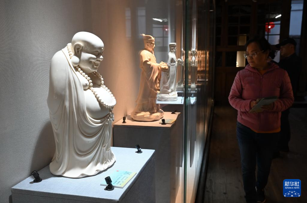 “素白凝光——德化白瓷艺术传承展”在福州开幕