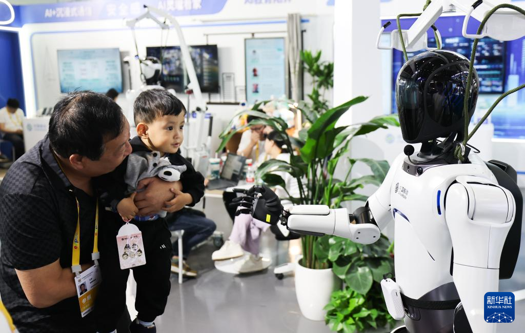 第五届消博会丨多种机器人集结消博会