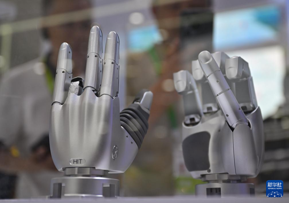 第五届消博会丨多种机器人集结消博会