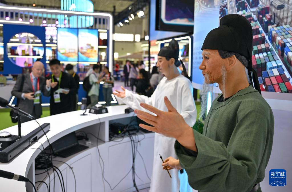 第五届消博会丨多种机器人集结消博会