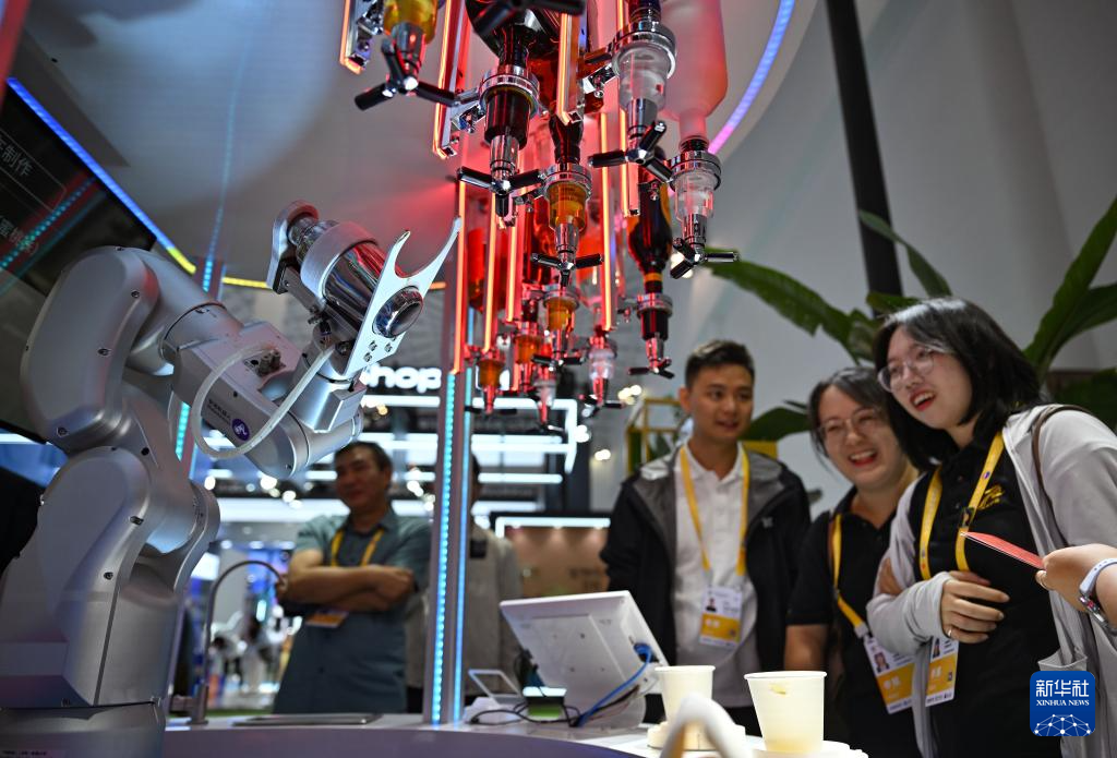 第五届消博会丨多种机器人集结消博会
