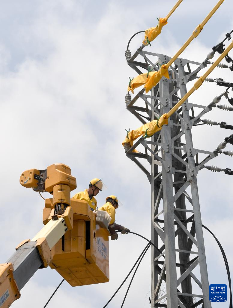 海南省首个分布式“渠面”光伏项目并网发电