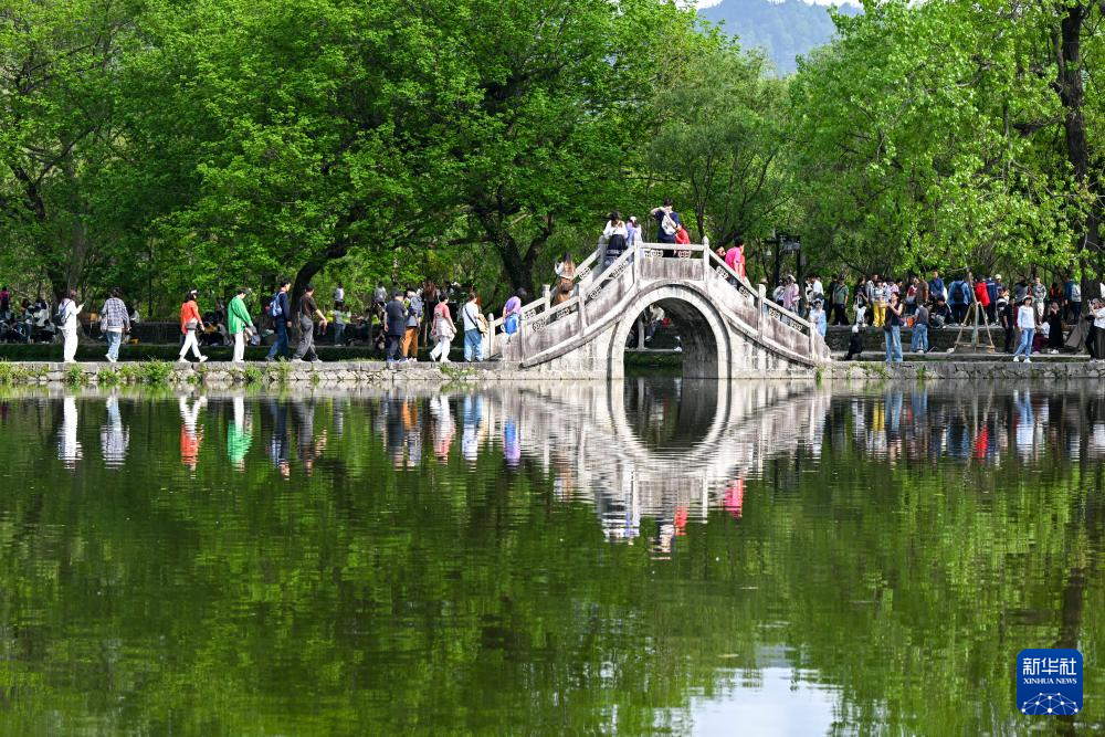 安徽黟县：宏村美景引客来