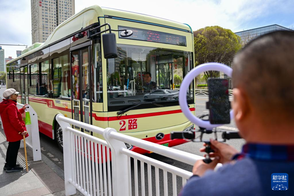乌鲁木齐：“停靠在八楼的2路汽车”重启 串联城市记忆与文旅新篇
